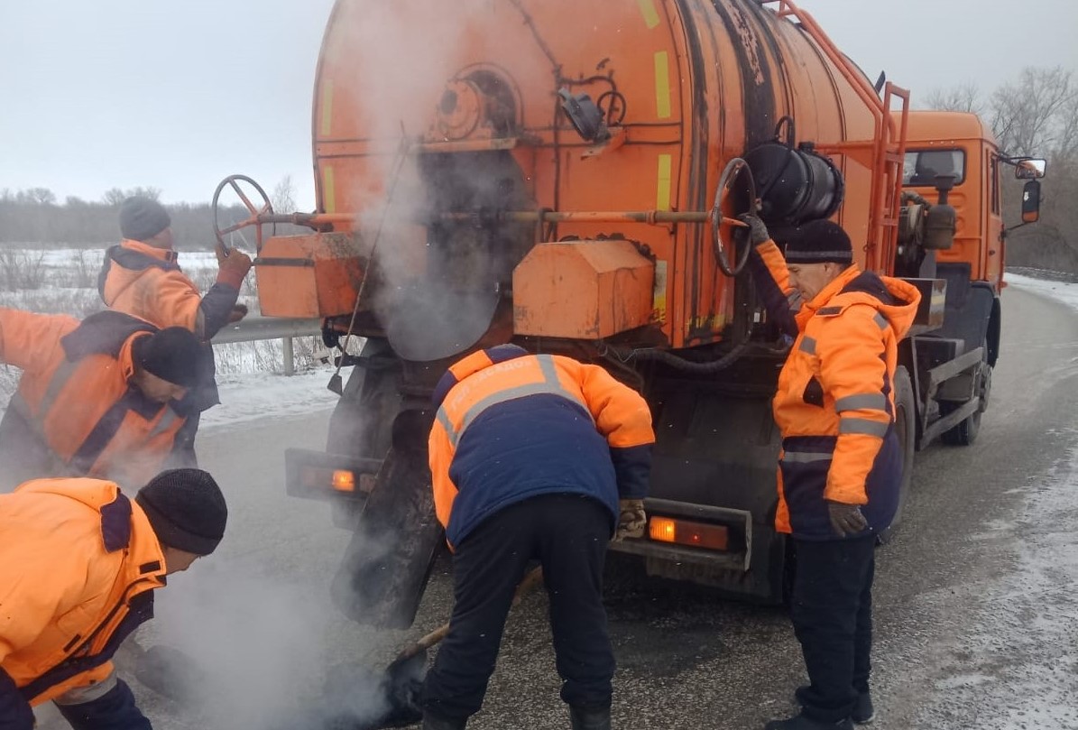 Дорожно-эксплуатационные управления приступили к ямочному ремонту литым асфальтобетоном 