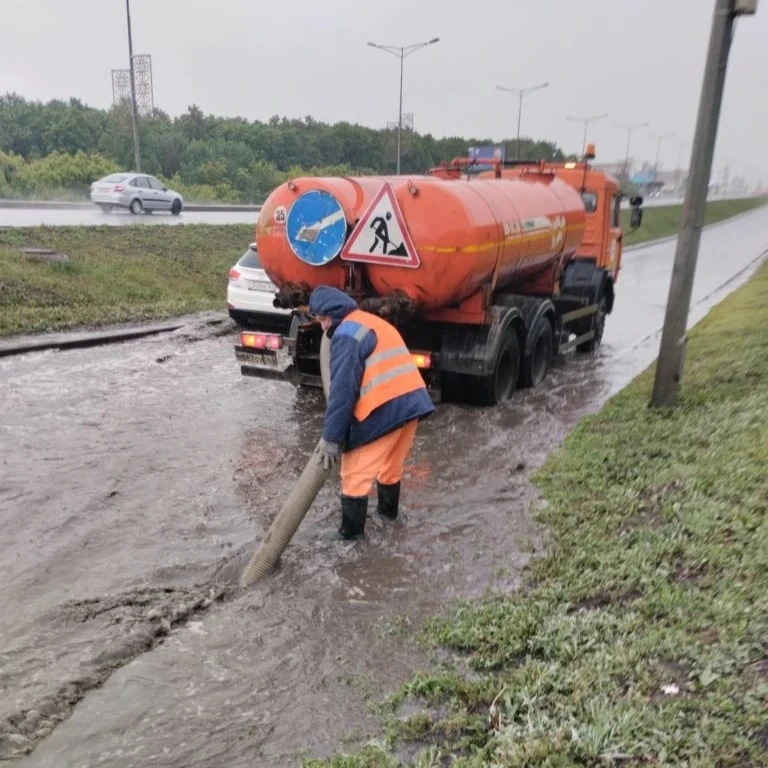 Дорожные службы ликвидируют подтопления на Московском шоссе